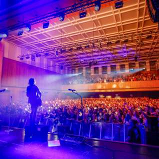 Concert van Silbermond op het FL1.Life Festival bij SAL in Schaan met enthousiast publiek en sfeervolle podiumverlichting