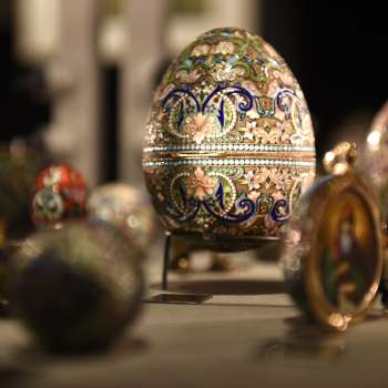 Close-up van sierlijk versierde Fabergé-eieren in een vitrine in de Schatkamer van Liechtenstein