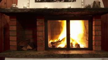 Warme open haard met brandend hout en sfeervol licht