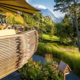 Avondzon op het terras van het Park Hotel Sonnenhof in Liechtenstein, met uitzicht op het kasteel van Vaduz en het schilderachtige Alpenlandschap