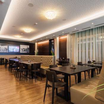 Elegante kamer in het Kommod-restaurant met symmetrische indeling en gezellige sfeer.