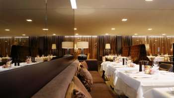 Elegant restaurant met spiegelende tafels en gedempte verlichting