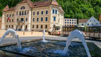 Het regeringsgebouw van Liechtenstein met fontein op de voorgrond.