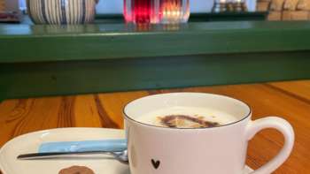 Close-up van een koffiekopje op een tafel in de Bergstübli Steg