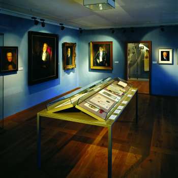 Vorstelijke kamer in het Nationaal Museum van Liechtenstein met tentoonstellingen op de achtergrond