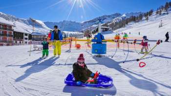 Zonnige winterdag in malbi-park (kinderpark) - plezier, spelletjes en rodelpret voor het hele gezin