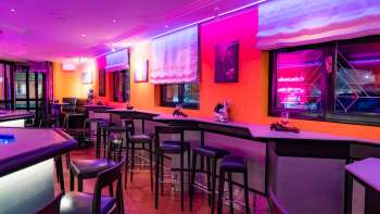 Zicht op het roze verlichte interieur van de Viva Bar