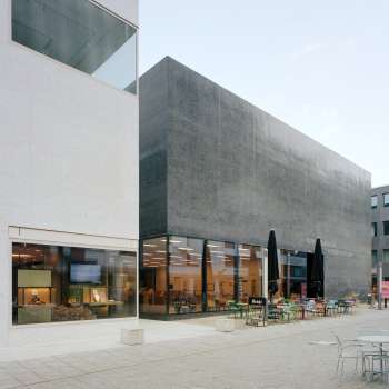 Buitenaanzicht van het Kunstmuseum Liechtenstein met moderne gevel en caféterras in Vaduz.
