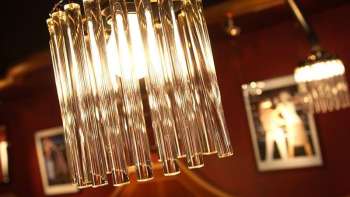 Close-up van een moderne kroonluchter met stijlvolle sfeerverlichting
