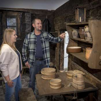 Bezoekers bekijken historische gebruiksvoorwerpen in het Walsermuseum