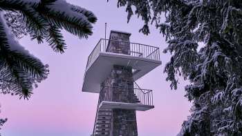 Twee mensen genieten op een heldere dag van het uitzicht vanaf de Gaflei over de Rijnvallei in Liechtenstein.