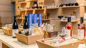 Geschenkmand met wijn, honing en delicatessen uit Liechtenstein in het Liechtenstein Center.
