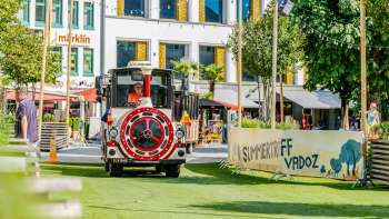Citytrain tijdens de zomerbijeenkomst in Vaduz door de stad over groen kunstgras