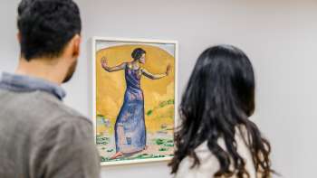 Twee mensen kijken naar een kleurrijk schilderij in het Kunstmuseum Liechtenstein