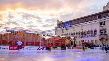 Schaatsen op de kleurrijk verlichte ijsbaan vanVaduz on Ice" op het stadhuisplein