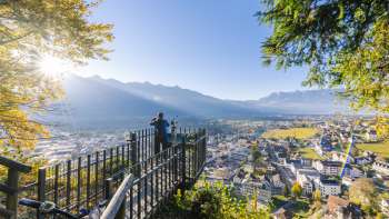 Uitkijkpunt bij Känzile in Vaduz met uitzicht over de Rijnvallei en de Alpen Uitkijkpunt bij Känzile in Vaduz met uitzicht over de Rijnvallei en de Alpen
