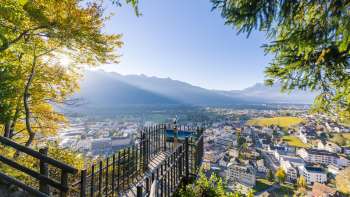 Uitzicht vanaf het terras over de zonnige Rijnvallei en de stad Vaduz.
