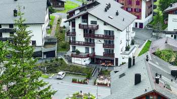 Buitenaanzicht van een wit gebouw in het bergdorp Malbun