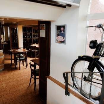 Stijlvol restaurantinterieur met klassieke houten meubels en gezellige sfeer
