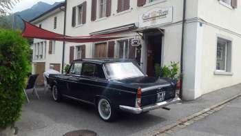 Buitenkant van Eredi Fiorini Gastronomia Italiana met een oldtimer