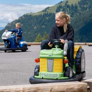 Kinderen rijden in minicars