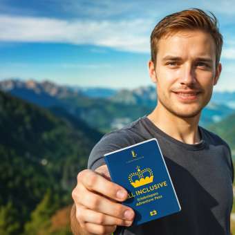Man toont de "ALL INCLUSIVE Belevenispas" met bergpanorama op de achtergrond