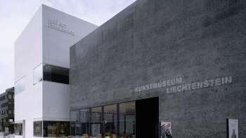 Buitenaanzicht van het moderne Kunstmuseum Liechtenstein  in Vaduz met zwarte gevel