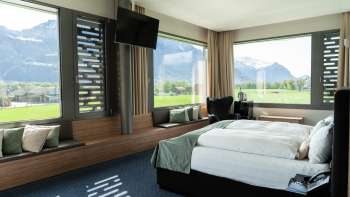Moderne tweepersoonskamer met uitzicht op de bergen in het Grand Casino Hotel Liechtenstein