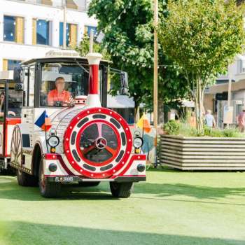 De Citytrain door het voetgangersgebied van Vaduz