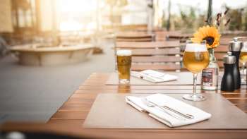 Moderne gastenkamers met elegante houten tafels, creatieve lampen en een gezellige sfeer