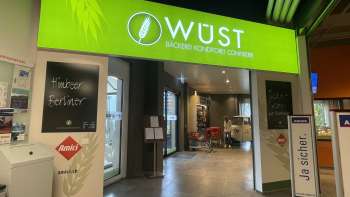 Ingang van bakkerij Wüst