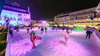 Schaats 's nachts op de kleurrijk verlichte ijsbaan van "Vaduz on Ice" in het feestelijk versierde stadscentrum. Schaats 's nachts op de kleurrijk verlichte ijsbaan van "Vaduz on Ice" in het feestelijk versierde stadscentrum.