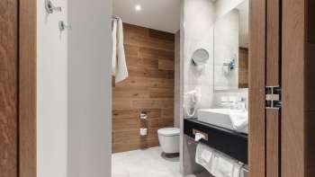 Moderne badkamer in Hotel Kommod