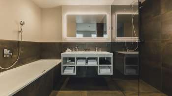 Badkamer in Central by Hotel Residence