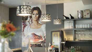Barruimte in Made in Italy met sfeervolle verlichting en Italiaanse flair.