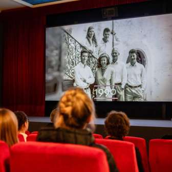 Mensen in de historische bioscoop van Vaduz kijken naar een film over Liechtenstein