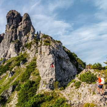 Twee wandelaars op het rotsachtige bergpad bij de Drie zussen in Liechtenstein langs Route 66 met een gemarkeerd klimgedeelte