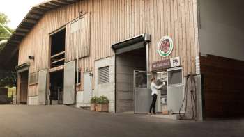 Buitenaanzicht van de Kaiserhof in Liechtenstein met zelfbedieningsmelkvulstation - regionaal, vers en rechtstreeks van de boerderij.