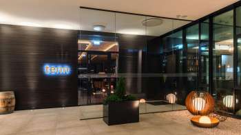 Buitenaanzicht van de bar- en restaurantlounge met moderne architectuur en stijlvolle entree.