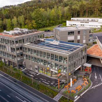 Bovenaanzicht van het McDonald's Vaduz gebouw