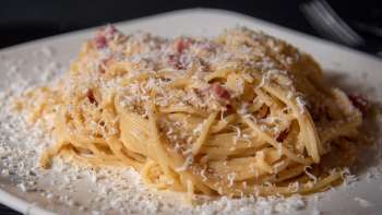 Close-up van spaghetti met parmezaan