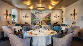 Elegante eetzaal met stijlvol gedekte tafels, elegante sfeer en grote landschapsfoto