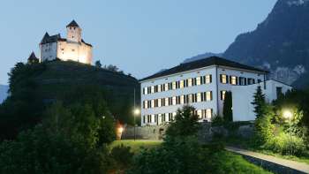 Avondzicht op het Haus Gutenberg de burcht Gutenburg de achtergrond