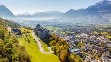 Luchtfoto van Kasteel Vaduz met uitzicht over de stad Vaduz en het Rijndal op een heldere herfstdag