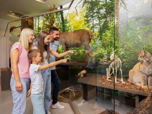 Familie ontdekt wilde dieren en skeletten tijdens een spannende rondleiding door het Nationaal Museum van Liechtenstein