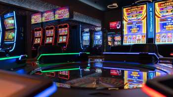 Zicht op de moderne speelautomatenzone in Casino Admiral Triesen met kleurrijk verlichte speelautomaten.