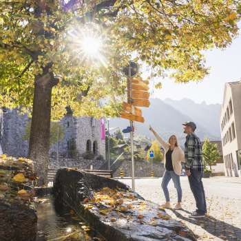 Herfsttafereel met wandelwegwijzer in het centrum van Triesenberg