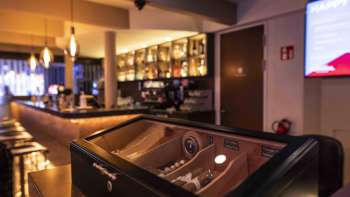 gezellige bar in het Casino Admiral Triesen met elegante verlichting en een grote selectie drankjes.