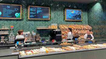 Interieur van de bakkerij met een goed gevuld assortiment en een vriendelijke sfeer
