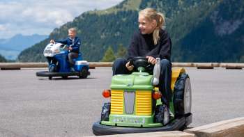 Kinderen in minicars